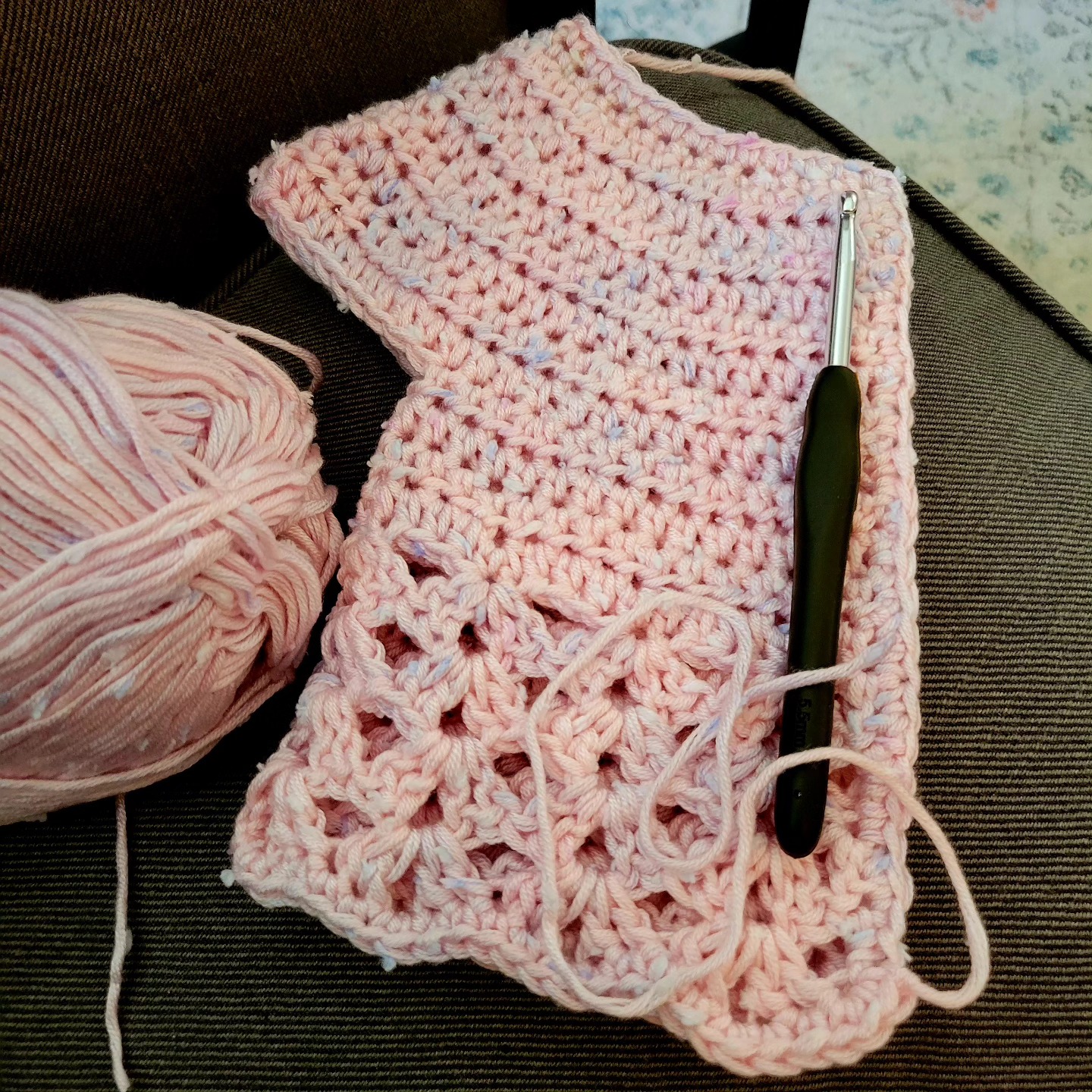 A little cardigan in the works 🩷🌸

#crochet #crochetcardigan #handmadecardigan #crocheting #crocheted